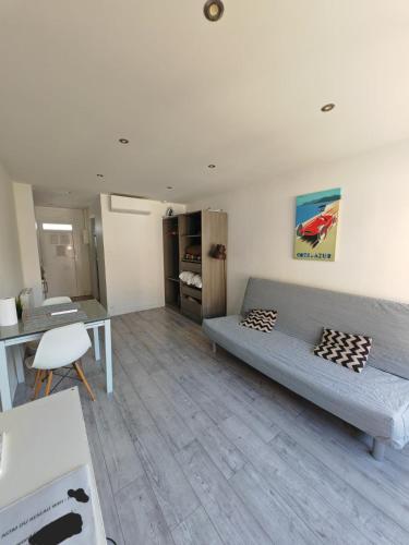 un salon avec un canapé et une table dans l'établissement Studio Grasse Centre, à Grasse