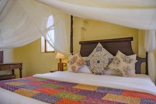 Una cama o camas en una habitación de Karwaan Jaisalmer