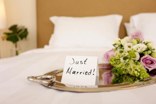 Chloe Luxury Hotelにあるベッド
