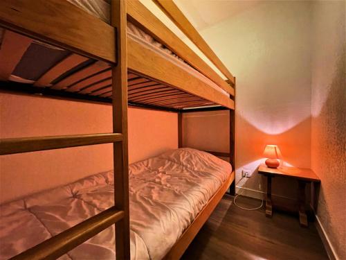 une chambre avec deux lits superposés et un bureau dans l'établissement Résidence Bosson - 4/6 pers ski au pied aux Menuires - accès 3 Vallées MAE-3844, aux Menuires