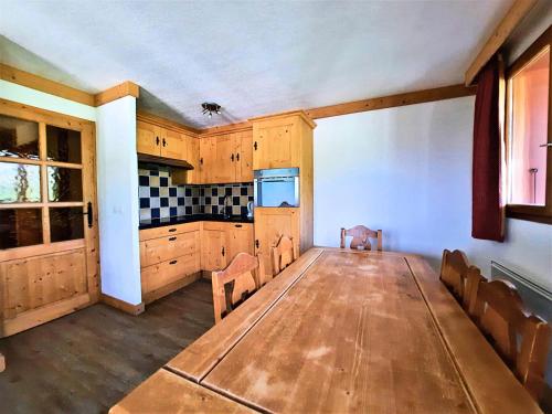 une grande chambre avec une table et une cuisine dans l'établissement Résidence Argentiere - Charmant logement 6 personnes aux pieds des pistes MAE-3894, aux Menuires