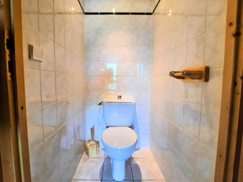 une salle de bain avec toilettes et douche dans l'établissement Résidence Argentiere - Charmant logement 6 personnes aux pieds des pistes MAE-3894, aux Menuires