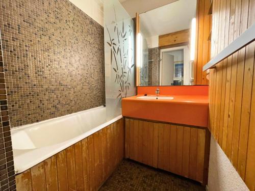 une salle de bain avec une baignoire et un lavabo et une baignoire dans l'établissement Résidence Chaviere - Studio pour 4 personnes avec balcon exposé Sud MAE-5494, aux Menuires