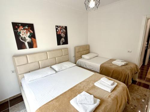 Ένα ή περισσότερα κρεβάτια σε δωμάτιο στο Fishta apartments Q5 35