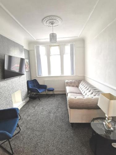 TV a/nebo společenská místnost v ubytování Wirral snug stay
