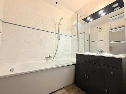 une salle de bain avec une baignoire, un lavabo et une douche dans l'établissement Curling B - Au pieds des pistes proche tous commerces MAE-1454, à Tignes