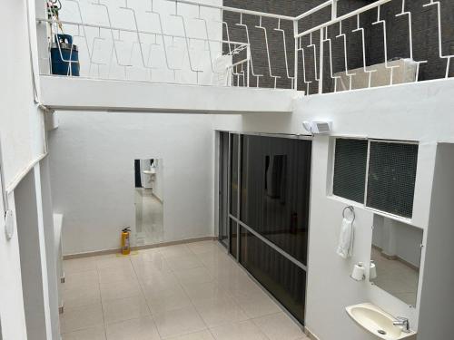 a bathroom with a urinal and a sink in a room at Tu casa en Ipiales in Ipiales