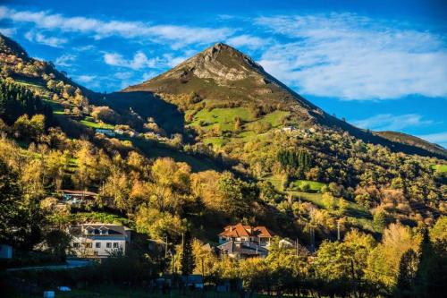 una montaña con un pueblo delante de ella en Casa Gloria, en Moncó