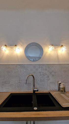 un comptoir de cuisine avec un évier et un évier dans l'établissement Apartment Joie de Vivre, à Béziers