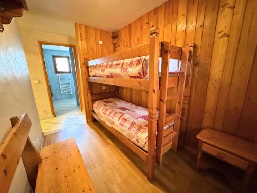 - une chambre avec 2 lits superposés dans une cabine dans l'établissement Résidence Lupins - 85m2 bien équipé pour 6 personnes à St Martin de Belleville MAE-7334, à Saint-Martin-de-Belleville