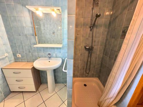 - deux photos d'une salle de bains avec douche et lavabo dans l'établissement Résidence Lupins - 85m2 bien équipé pour 6 personnes à St Martin de Belleville MAE-7334, à Saint-Martin-de-Belleville