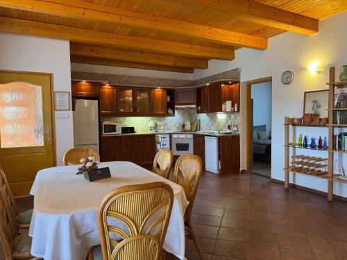 Η κουζίνα ή μικρή κουζίνα στο Szőlősgyörök Kun Apartment with 3 bedrooms on 92 in