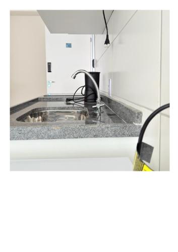 圣保罗38nv Studio Liberdade SP 300 metros Estação Japão até 03 pessoas的厨房水槽，上面有水龙头