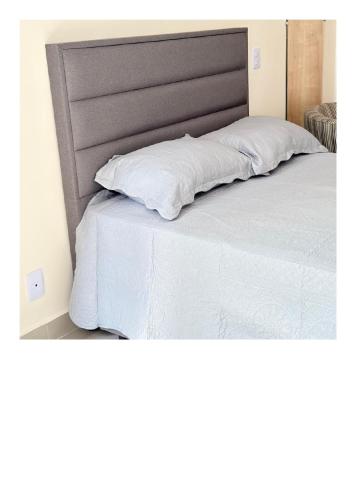 圣保罗38nv Studio Liberdade SP 300 metros Estação Japão até 03 pessoas的床上有2个白色枕头