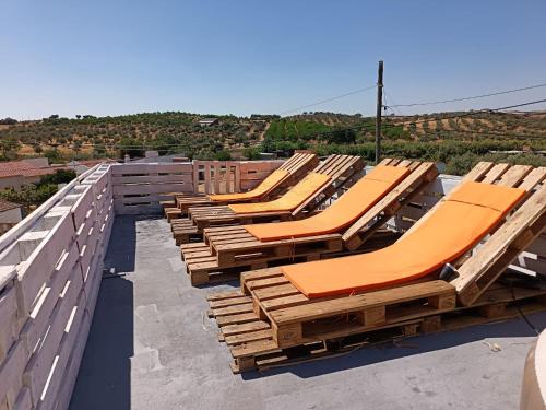 a row of lounge chairs sitting on top of a roof at Casa Calhameiro in Redondo