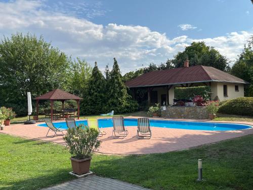 Πισίνα στο ή κοντά στο Szőlősgyörök Kun Apartment with 3 bedrooms on 92 in