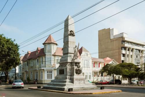 een monument in het midden van een straat voor een gebouw bij Cozy 2BR Relaxing Vibe in Lima