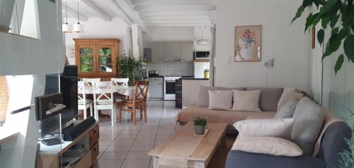 un salon avec un canapé et une table dans l'établissement Le havre de paix de FrEd, à Seebach