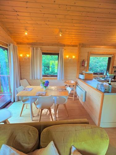 Χώρος καθιστικού στο Hartland Hideaway Lodge