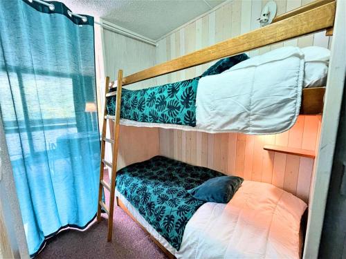 quelques lits superposés dans une chambre dans l'établissement Résidence Tougnette - Studio de 19m2 équipé au pied des pistes aux Menuires MAE-1494, aux Menuires