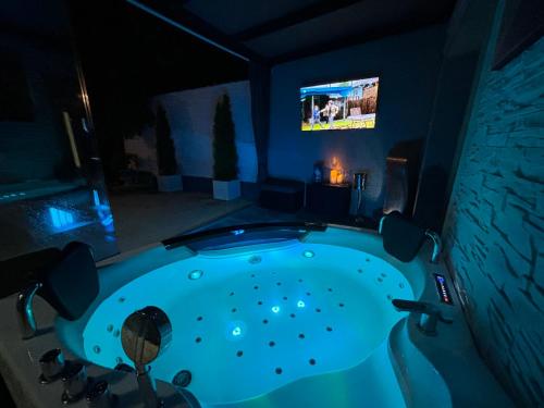 a room with a jacuzzi tub with a tv in it at Apartament Queen in Ełk