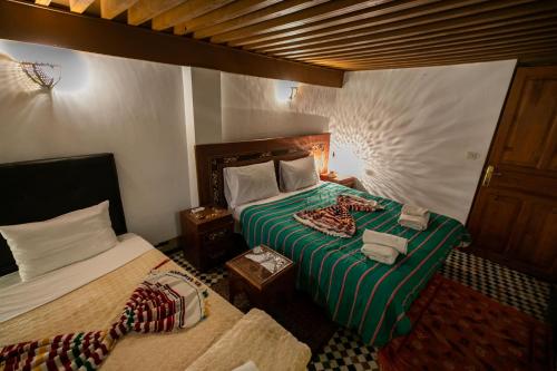 Una cama o camas en una habitación de Riad Fes Iline