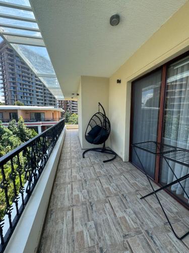un balcone con sedia su un edificio di Dreamland Oasis wellness Resort a Chakvi