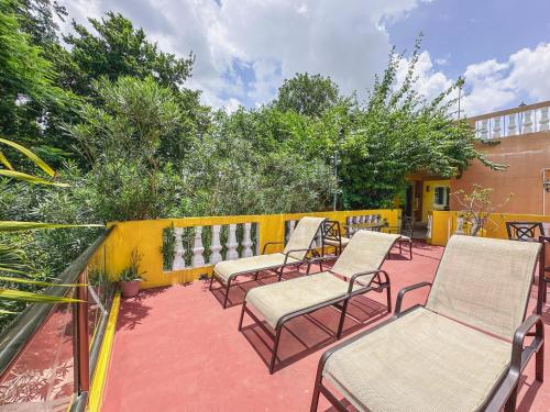 a group of chairs sitting on a patio at Casa Daniels Guesthouse in Valladolid