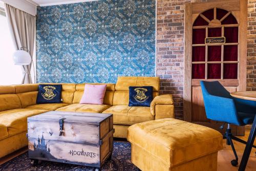 a living room with a couch and a table at Muggel willkommen - Harz-Auszeit im Zauberquartier in Braunlage