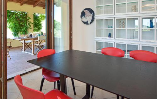 Un comedor con una mesa y sillas rojas. en Gorgeous Home In Casperia, en Casperia