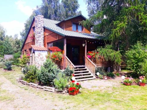 Domek letniskowy z linią brzegową i pomostem