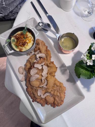 Makanan di atau berdekatan hotel