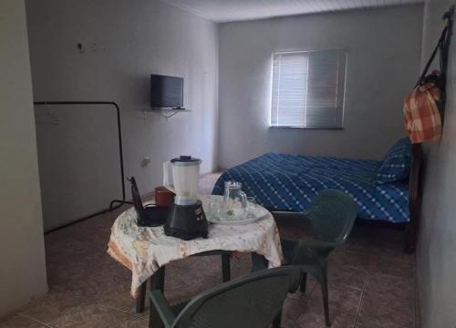 ein kleines Zimmer mit einem Tisch und einem Mixer darauf in der Unterkunft Hospedagem por temporada in Belém