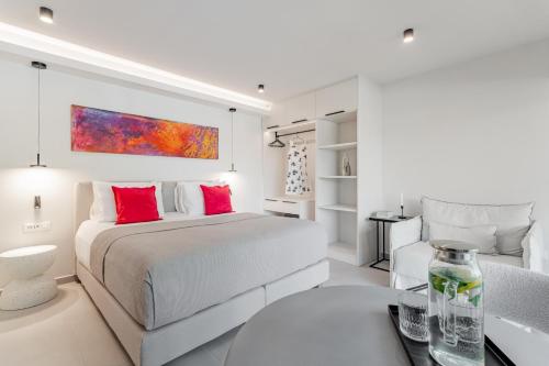Ένα ή περισσότερα κρεβάτια σε δωμάτιο στο NOMIA Seaside Living