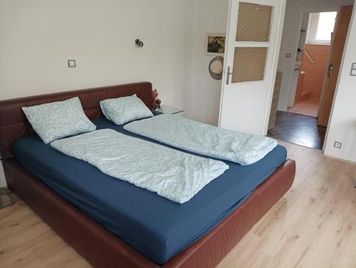 Sweet home apartment Kobylisyにあるベッド