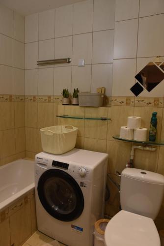 Zegrze PołudnioweにあるKwatera garnizonowaのバスルーム(洗濯機、トイレ付)