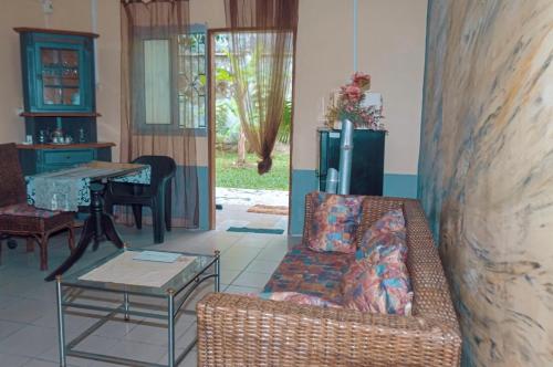 a living room with a couch and a table at Vicky Appartements Palmengarten Douala Maképè Belavie in Douala