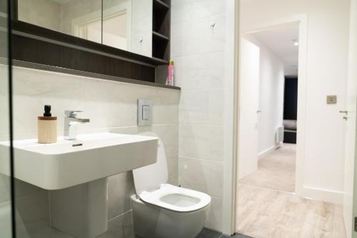 Modern 2 Bed Penthouse with Stunning views in Manchester City Center photo 21