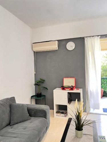 Χώρος καθιστικού στο Varkiza Beach Entire Apartment