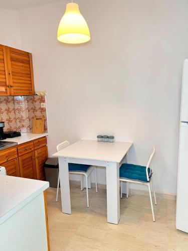 Η κουζίνα ή μικρή κουζίνα στο Varkiza Beach Entire Apartment