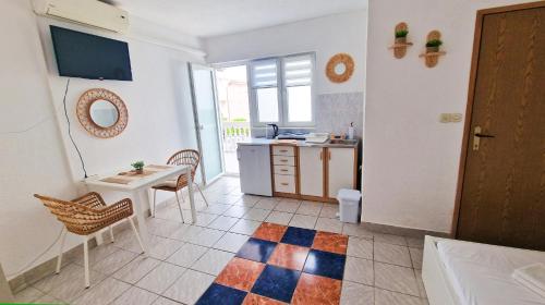 eine Küche mit einem Schreibtisch, einem Tisch und einem Tisch in der Unterkunft Villa Dusper in Trogir