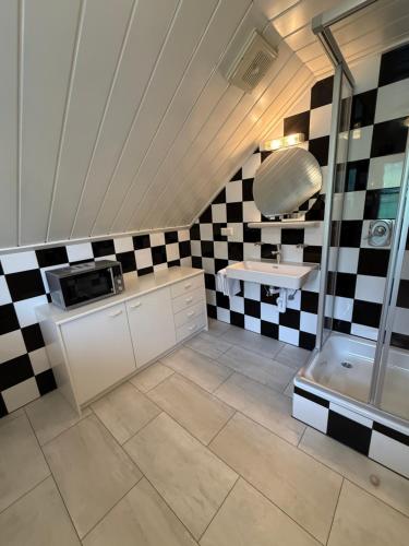 Ένα μπάνιο στο Neues Boutique Studio - Apartment mit Bergblick und Balkon in Ramsau - Sommercard inklusive