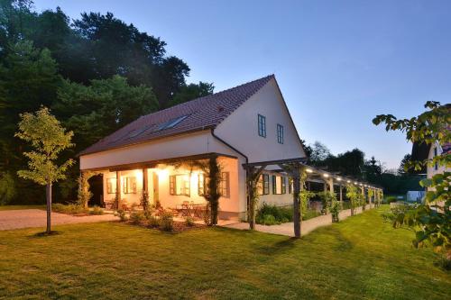 Country Villa with Heated Pool & Private Sauna, close to Wine Road