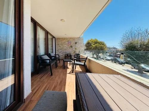 a balcony of a house with a view of a street at Frente al Mar Concón - La Boca in Concón