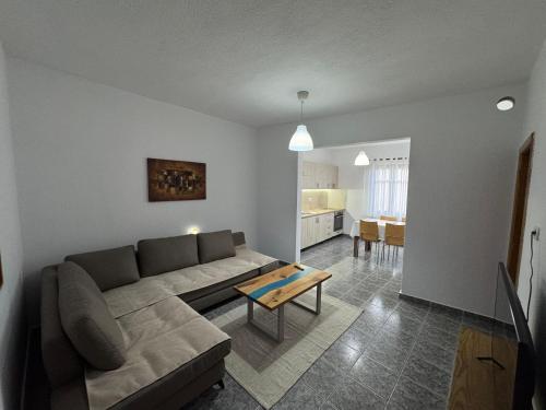 Ili's Apartment, Pogradec