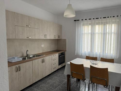 Η κουζίνα ή μικρή κουζίνα στο Ili's Apartment, Pogradec