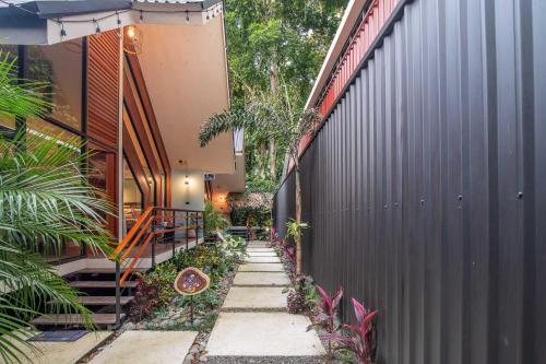 a house with a walkway next to a building at Aloki Kire 2 Un oasis moderno cerca del mar Caribe in Talamanca