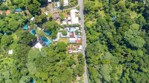 an overhead view of a house in the forest at Aloki Kire 2 Un oasis moderno cerca del mar Caribe in Talamanca