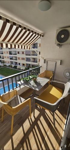 Fayser 301, 2 bedrooms, steps to beach, AC