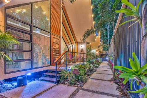 a walkway in a building with plants and stairs at Aloki Kire 2 Un oasis moderno cerca del mar Caribe in Talamanca